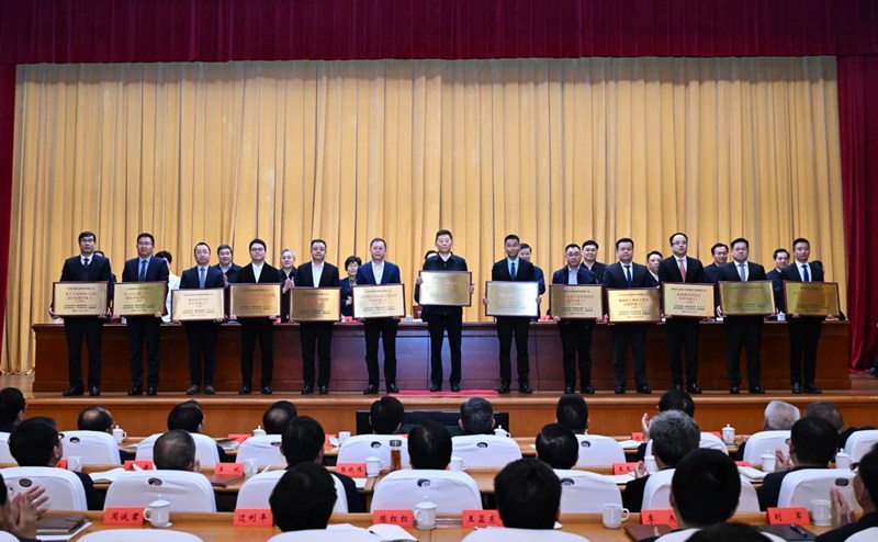 揚(yáng)子江藥業(yè)集團(tuán)獲授牌首批國家卓越級智能工廠